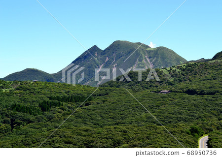 Kuju Hikarishi mountain climbing trekking course to enjoy the view of Kuju mountain range and Aso Godake 68950736