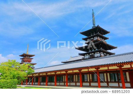 [Nara Prefecture] Yakushiji Temple under the clear weather (east tower and west tower) 68951203