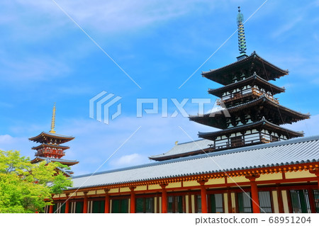 [奈良縣]晴空下的藥師寺（東塔和西塔） 68951204