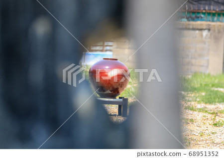 孔中的瓷器 68951352