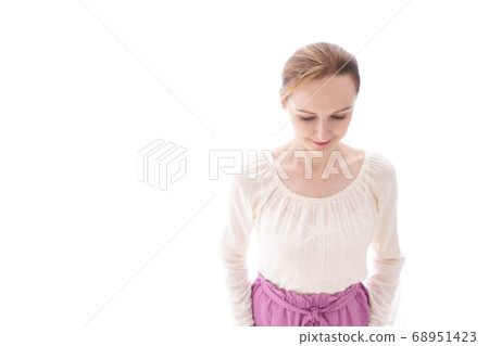 Young woman bowing Young woman bowing 68951423