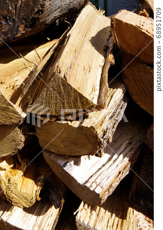 Hardwood firewood mountain natural material Hardwood firewood mountain natural material 68951709
