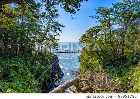 靜岡縣伊東市重崎海岸的茅道大橋 靜岡縣伊東市重崎海岸的茅道大橋 68951756