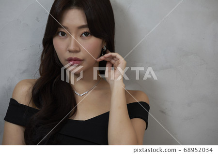 Young Woman Beauty Beauty Fashion Gray background Young Woman Beauty Beauty Fashion Gray background 68952034