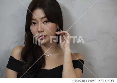 Young Woman Beauty Beauty Fashion Gray background 68952035