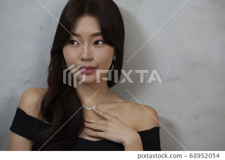 年輕女子美容美容時尚灰色背景 年輕女子美容美容時尚灰色背景 68952054