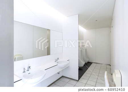 辦公室洗手間和廁所清潔明亮的洗手間和廁所的生活方式圖片素材 68952410