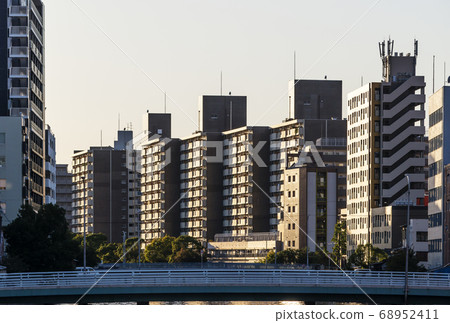 沿河公寓,城市風光,沿河建築的形象 沿河公寓,城市風光,沿河建築的形象 68952411