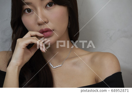Young Woman Beauty Beauty Fashion Gray background 68952871