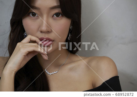 Young Woman Beauty Beauty Fashion Gray background 68952872