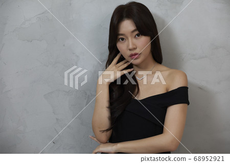 Young Woman Beauty Beauty Fashion Gray background 68952921