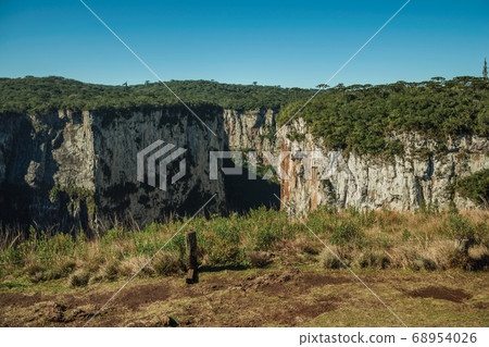 Dirt pathway at the Itaimbezinho Canyon Dirt pathway at the Itaimbezinho Canyon 68954026