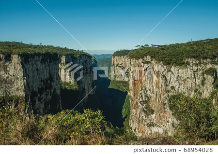 Itaimbezinho Canyon with steep rocky cliffs Itaimbezinho Canyon with steep rocky cliffs 68954028