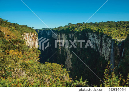 Itaimbezinho Canyon with cliffs and waterfall 68954064