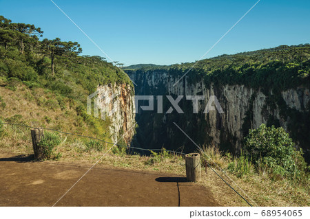 Dirt pathway at the Itaimbezinho Canyon Dirt pathway at the Itaimbezinho Canyon 68954065