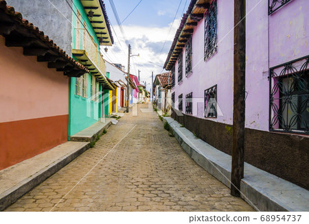 Colorful road with traditional houses in colonial style in San Cristobal de las Casas, Chiapas, Mexico 68954737