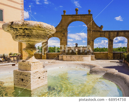 Fountain of the Seven Spouts, Pitigliano historical center, Tuscany, Italy 68954738