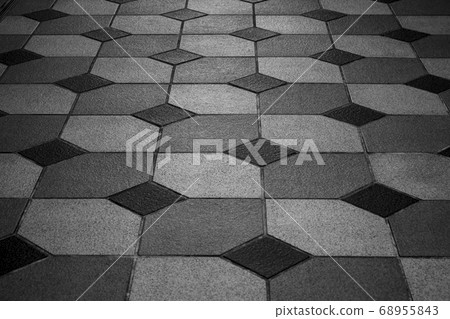 Floor with tiles arranged in geometric shapes 68955843