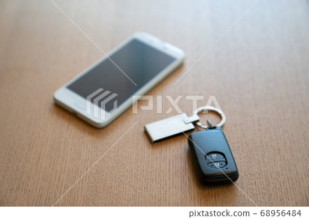 車鑰匙和智能手機 68956484