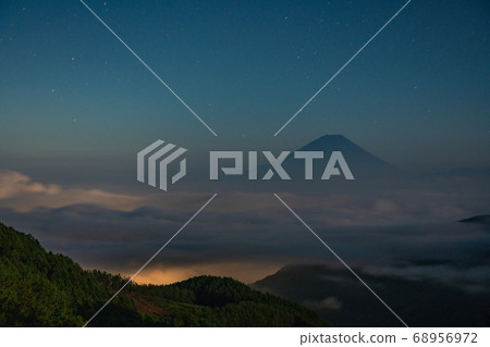 （山梨縣）從池塘茶館林道看的富士山在午夜 68956972