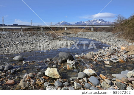 Mountain ranges of residual snow 68957262