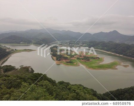 Mountain scenery Mountain scenery 68958976