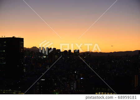 從文京區市民的富士山和新宿子中心的夜景 從文京區市民的富士山和新宿子中心的夜景 68959181