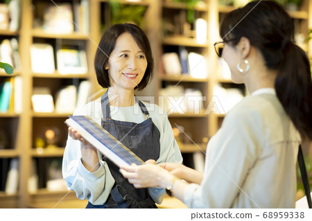 Middle female clerk Middle female clerk 68959338