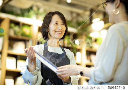 Middle female clerk Middle female clerk 68959340