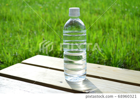 在長凳上一瓶礦泉水 在長凳上一瓶礦泉水 68960321