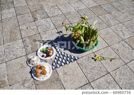 Burmese-style offerings found at Chityyo Pagoda 68960756