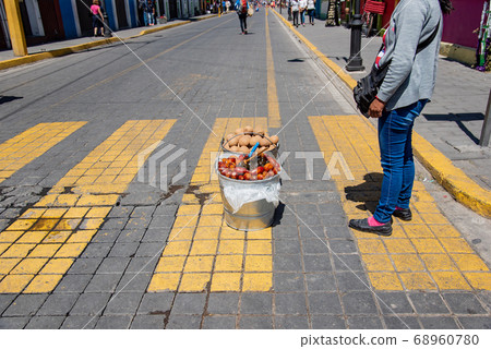 在大街上賣地瓜和糖果的喬盧拉墨西哥城市景觀 68960780