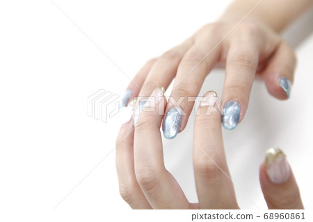 me腳的珍珠藍灰色和金色法式指甲 68960861