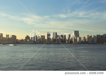 彩虹橋從東京灣的景色 彩虹橋從東京灣的景色 68961499