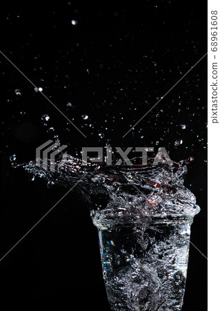 美味的草莓落下的那一刻 美味的草莓落下的那一刻 68961608