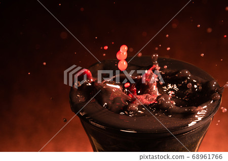 An unknown world drawn by refreshing water 68961766