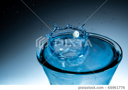 An unknown world drawn by refreshing water An unknown world drawn by refreshing water 68961776