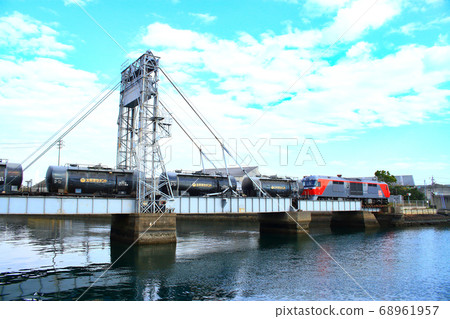 Yokkaichi-shi freight train across Suehiro Bridge 68961957