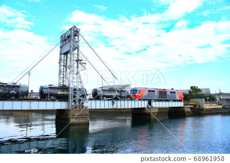 Yokkaichi-shi freight train across Suehiro Bridge 68961958