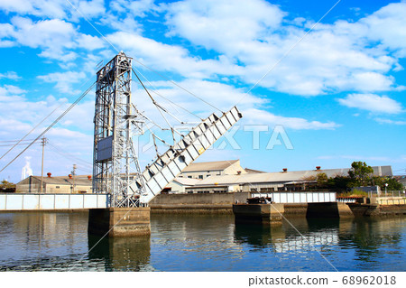 Yokkaichi City, Suehiro Bridge in the middle of moving 68962018