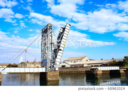Yokkaichi City, Suehiro Bridge in the middle of moving 68962024