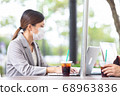 OL woman having a meeting with a laptop 68963836