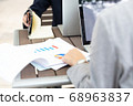 OL woman having a meeting with a laptop 68963837
