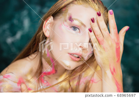Portrait of a cute young woman Portrait of a cute young woman 68965697