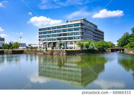 Shimane prefectural government office building reflected in Uchibori 68966333