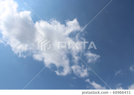 在上方仰望時的夏日天空 68966431