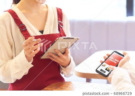 贈送美食券的顧客之手 68968729