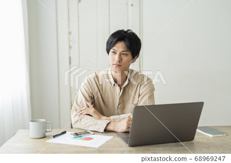 遠程工作的人和貓 68969247