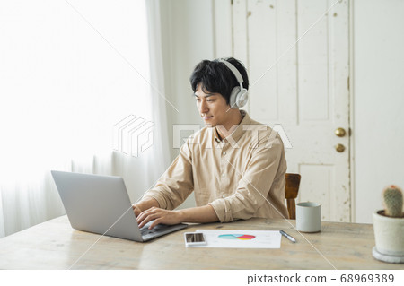 遠程工作的人和貓 68969389