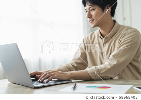 遠程工作的人和貓 遠程工作的人和貓 68969408